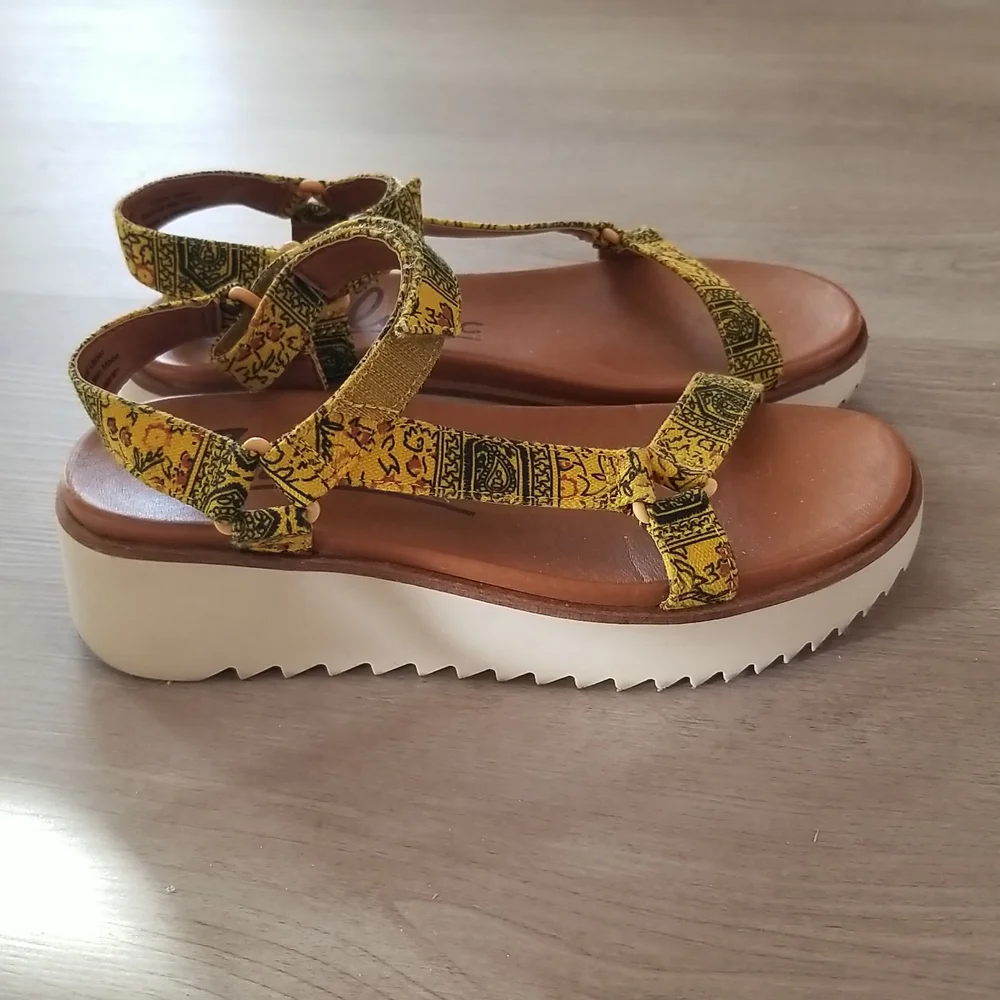 Zodiac Bria Wedge Sandal - Picture 6 of 13